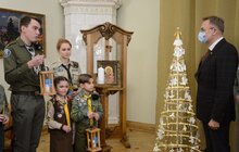 Фото 10: Пластуни передали міському голові Львова Вифлеємський вогонь миру