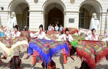 Фото 17: У Львові левів біля міської Ратуші вдягнули у вишиванки з нагоди Всесвітнього Дня Вишиванки