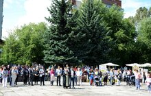 Фото 23: На площі перед ліцеєм ім. В. Симоненка сьогодні відбуваються святкові заходи