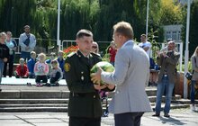 Фото 35: На площі перед ліцеєм ім. В. Симоненка сьогодні відбуваються святкові заходи