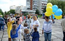 Фото 47: На площі перед ліцеєм ім. В. Симоненка сьогодні відбуваються святкові заходи