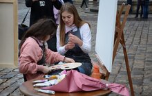 Фото 1: У центрі Львова юна художниця намалювала «особливу» картину