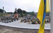 Фото 1: На Личаківському кладовищі замайорів синьо-жовтий прапор 