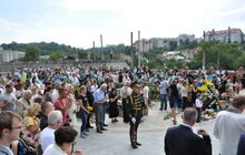 Фото 23: На Личаківському кладовищі замайорів синьо-жовтий прапор 