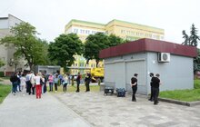 Фото 2: Після тривалого перешкоджання на роздоріжжі вул. Пасічної і вул. Медової Печери розпочали демонтаж незаконного МАФу