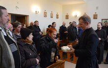 Фото 14: У «Домі милосердя» братів альбертинців організували різдвяну трапезу для бездомних