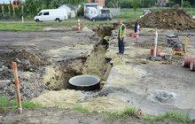 Фото 18: Ремонт вул. Хуторівка: підрядник стелить перший і другий шар асфальтобетону