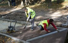 Фото 13: У Личаківському парку тривають ремонтні роботи: облаштовують центральну алею та велодоріжку
