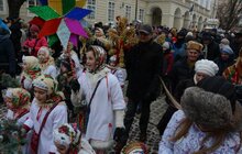 Фото 2: Різдвяного Дідуха встановили у Львові в переддень Різдва