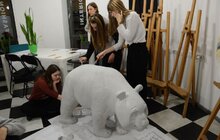 Фото 11: До Китайського нового року у Львові розмальовують 15 скульптур панд