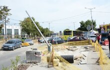 Фото 1: Мерія закликає водіїв приватних авто не паркуватися у частині пл. Двірцевої, де знаходяться зупинки громадського транспорту і пішохідна зона