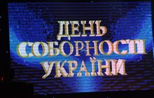 Фото 4: Під час урочистої академії в Оперному театрі міський голова вручив два Золоті герби міста Львова – Олексію Сухому та Івану Гайді