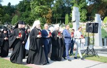 Фото 24: У Львові вшанували спочилих захисників України та помолились на могилі Патріарха Димитрія