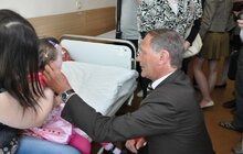 Фото 2: Німецький хірург Клаус Екснер вдруге цьогоріч проведе у Львові низку операцій для дітей та дорослих
