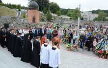 Фото 21: Сьогодні, у День Державного Прапора  України, національний стяг замайорів над могилами новітніх Героїв