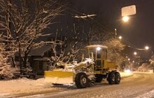Фото 5: Станом на 07.00 год ранку в місті працювало 73 одиниці снігоприбиральної техніки