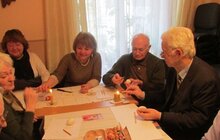 Фото 4: Підопічні Львівського терцентру вчаться мистецтву писанкарства
