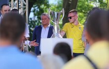 Фото 2: У сквері «На Валах» виставили футбольні трофеї Ліги чемпіонів УЄФА