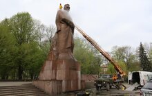 Фото 4: Площу перед ЛНУ та пам’ятник Іванові Франку чистять приладами високого тиску у межах загальноміської кампанії «З нами місто розквітає»