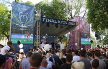 Фото 6: У сквері «На Валах» виставили футбольні трофеї Ліги чемпіонів УЄФА