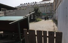 Фото 2: На пішохідній вулиці Старій усувають самовільно встановлені брами, що перешкоджають руху