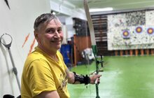 Фото 9: Терапія стрільбою: пацієнти центру НЕЗЛАМНІ стріляють з лука, аби зміцнити м’язи тіла