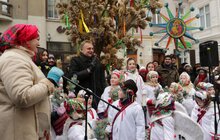 Фото 24: Різдвяного Дідуха встановили у Львові в переддень Різдва