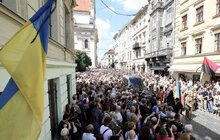 Фото 18: Похорон Ірини Фаріон: на Личаківському кладовищі у Львові зібралось кілька тисяч людей (фото, відео)