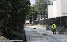 Фото 2: Капітальний ремонт центральних доріг Львова: на вул. Чернівецькій монтують плити під трамвайну колію