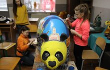 Фото 18: До Китайського нового року у Львові розмальовують 15 скульптур панд