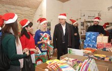 Фото 9: Мер Львова відвідав Фабрику св. Миколая і залишив подарунки дітям, а також попросив усіх зголошуватись бути помічниками св. Миколая