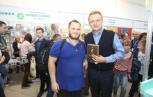 Фото 2: Мер Львова другий день поспіль відвідує книжковий форум та отримав чимало автографів авторів видань