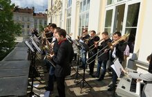 Фото 11: На балконі міського голови грали джаз