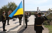 Фото 6: У День вшанування пам’яті захисників України у Львові урочисто підняли Державний Прапор на Меморіалі пам`яті Героїв Небесної Сотні