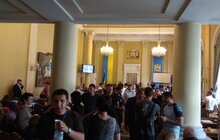 Фото 6: Молодики у футболках Національного корпусу ввірвались у мерію, пошкодили вхідні двері та меблі