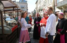 Фото 2: Кардинал Конрад Краєвський залишив запис у Книзі почесних гостей Львова