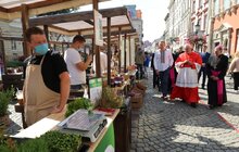 Фото 4: Кардинал Конрад Краєвський залишив запис у Книзі почесних гостей Львова