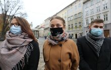 Фото 5: У Львові відзначають День студента: левів біля Ратуші одягли у мантії