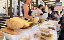 Фото 8: Персики, лохина, крафтові сири та м’ясо: на площі Ринок щосуботи проходить фермерський ярмарок