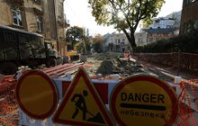 Фото 6: ІІ етап реконструкції вул. Шевченка: підрядник вже розпочав монтувати трамвайні плити і колію
