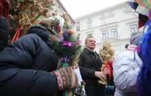 Фото 6: В переддень Різдва у Львові встановили Різдвяного Дідуха