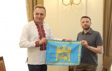 Фото 1: Львів’янину, який піднявся на Еверест, А. Садовий вручив «Золотий герб міста Львова»