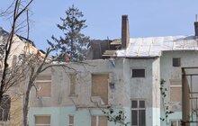 Фото 4: У будинках на вул. Коновальця демонтовують аварійні конструкції, які найбільше постраждали після ракетних обстрілів (відео)