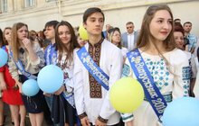 Фото 8: Львів’яни урочисто святкують закінчення навчального року у школах