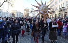 Фото 10: Напередодні Різдва у Львові встановили Різдвяного Дідуха