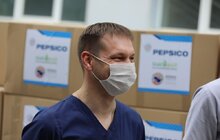 Фото 26: Благодійники передали 4 000 комплектів засобів захисту для медиків лікарні швидкої допомоги