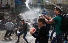 Фото 3: У Львові на пл. Ринок триває «Поливаний понеділок» 