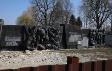 Фото 2: На Монументі Слави розпочали демонтовувати барельєфи