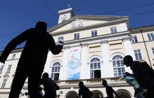 Фото 8: У Львові на пл. Ринок триває «Поливаний понеділок» 