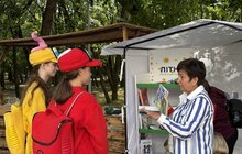 Фото 4: У парках Львова триває «Літня бібліотека»: львів’ян запрошують читати книги та відпочивати просто неба
